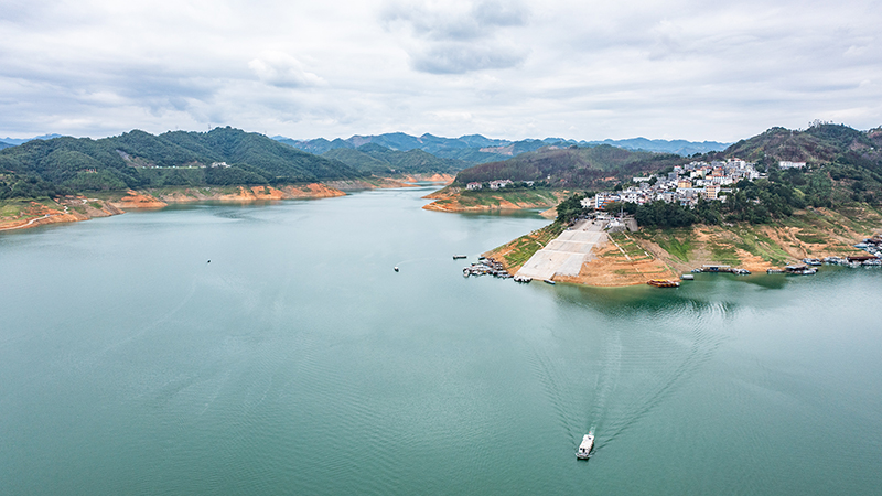 生态治理见成效 万峰湖碧波荡漾景色美