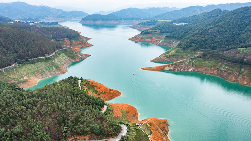 生态治理见成效 万峰湖碧波荡漾景色美
