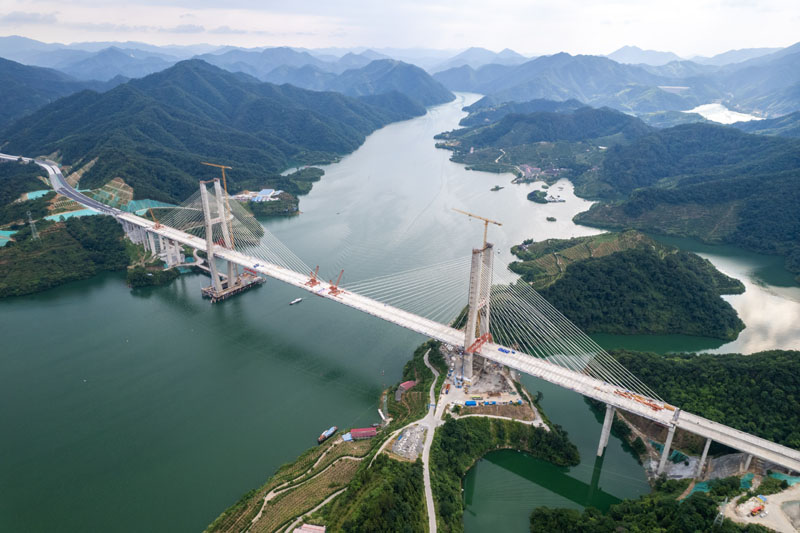 湖南官新高速控制性工程雪峰湖大桥合龙