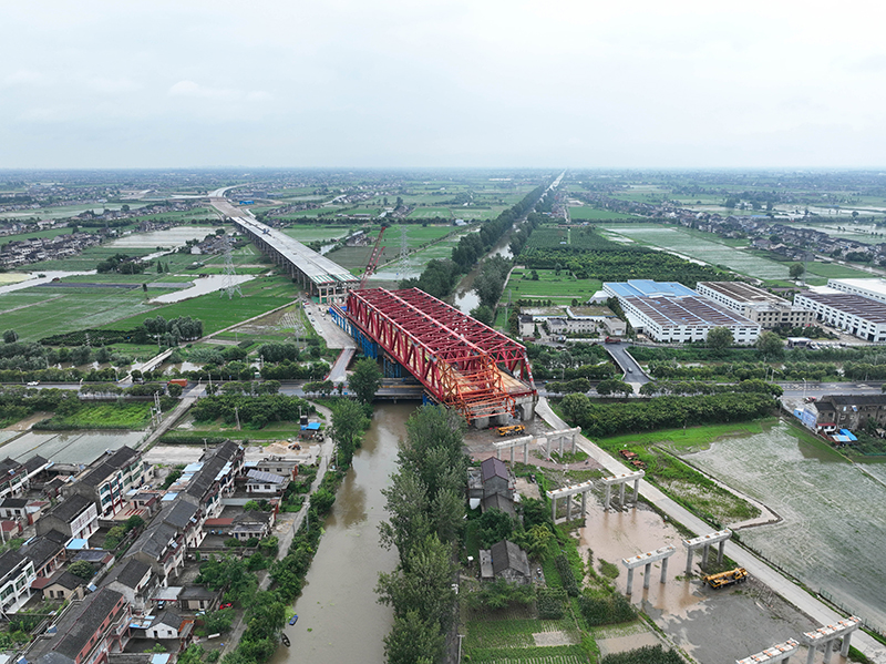 常泰长江大桥南北公路接线工程跨G345特大桥钢桁梁进行最后一次顶推作业
