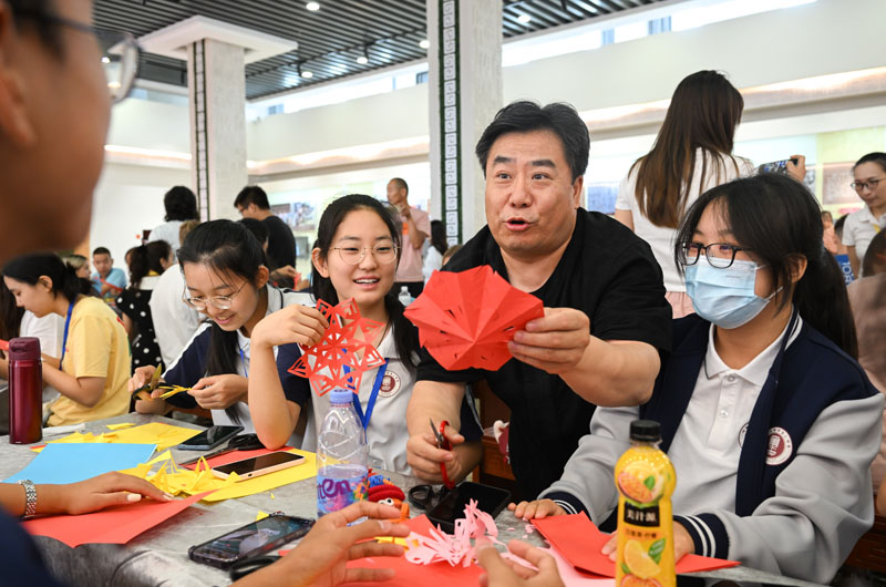 内蒙古呼和浩特：中外师生体验中国文化