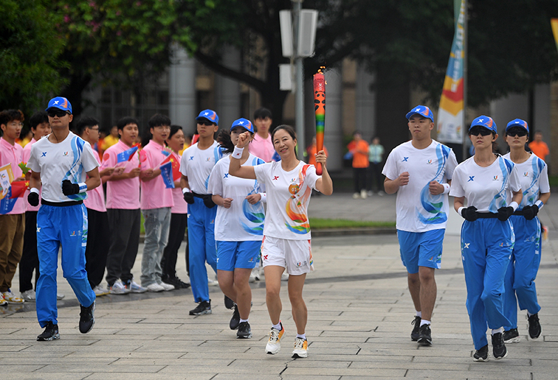 成都大运会火炬在西南财经大学（柳林校区）传递