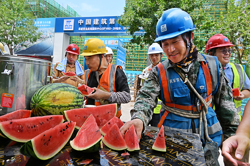 山东青岛：工地防暑送清凉