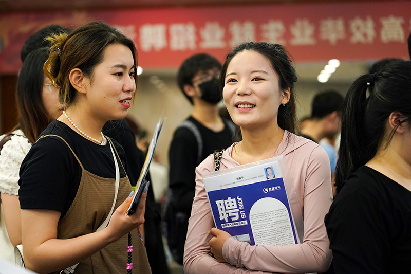 北京：高校毕业生招聘会进行时