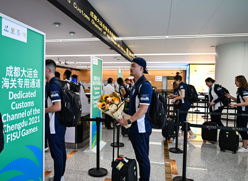 成都大运会官方出入境口岸迎来首批运动员