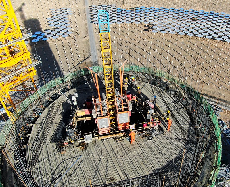 戈壁深处建起可再生能源基地
