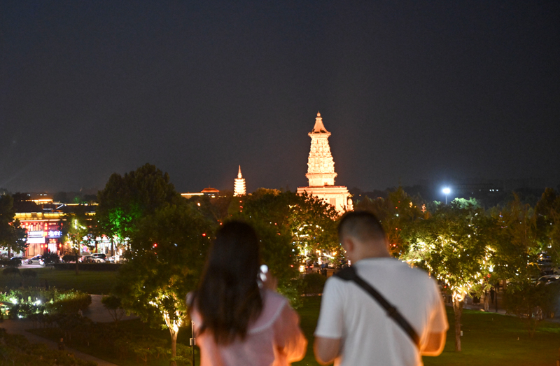 河北正定：古城夜色引游人