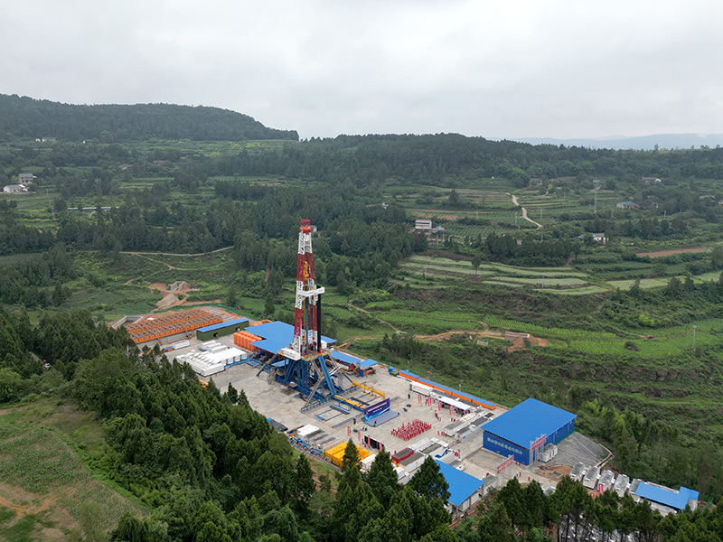 我国首次在四川盆地开钻万米深井