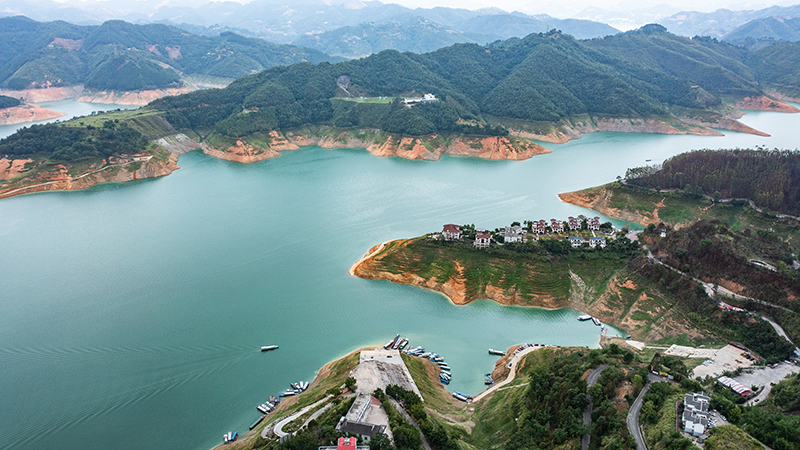 生态治理见成效 万峰湖碧波荡漾景色美