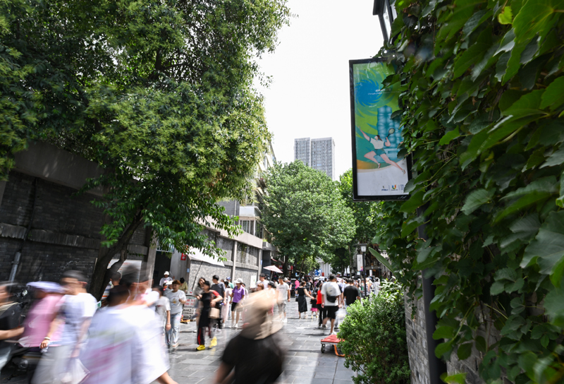 成都街头迎大运氛围浓