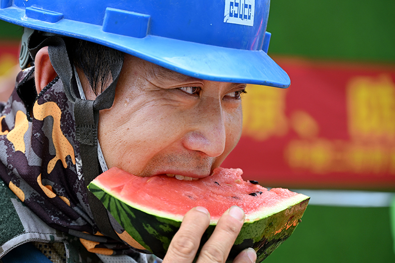 山东青岛：工地防暑送清凉