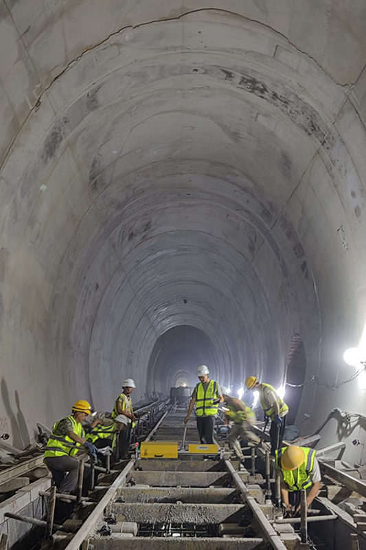 滇藏铁路丽江至香格里拉段哈巴雪山隧道施工完成
