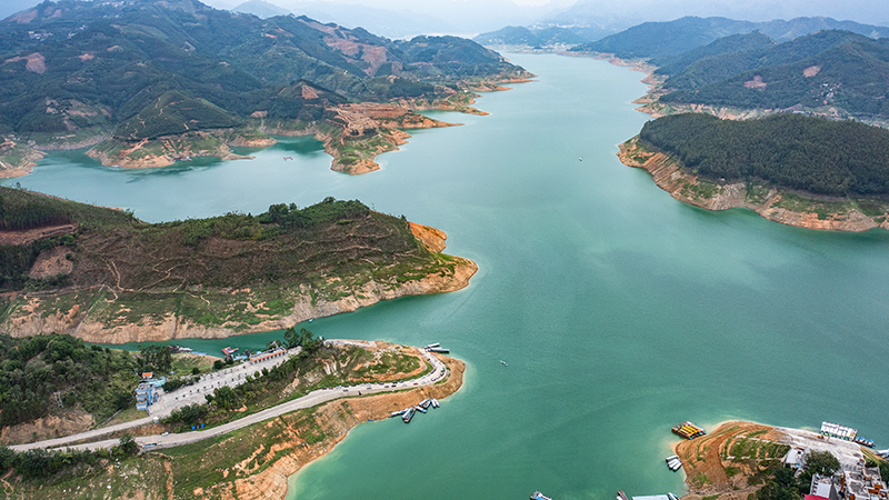 生态治理见成效 万峰湖碧波荡漾景色美