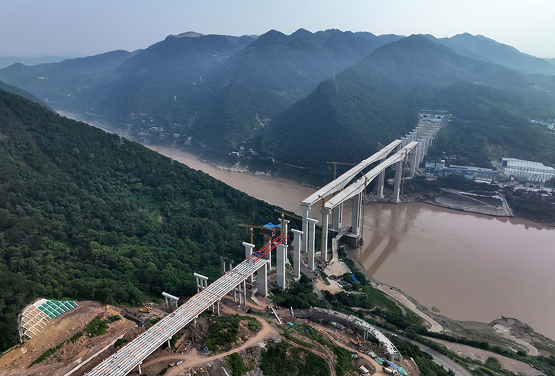 重庆北碚：高速公路桥梁架设忙
