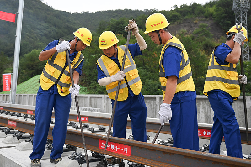 浙江：杭温铁路开始全线铺轨