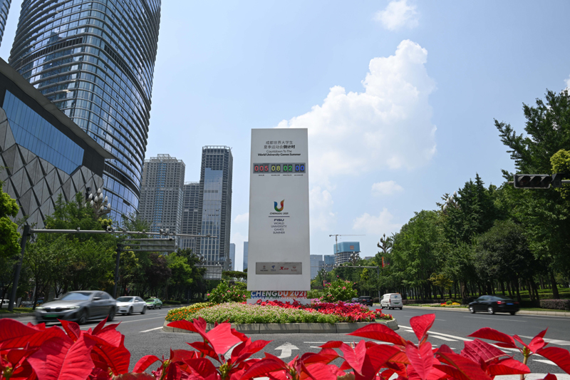 成都街头迎大运氛围浓