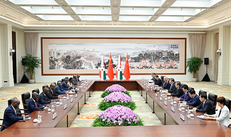 习近平会见布隆迪总统恩达伊施米耶