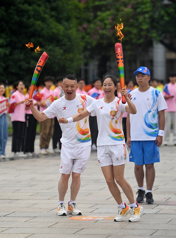 成都大运会火炬在西南财经大学（柳林校区）传递