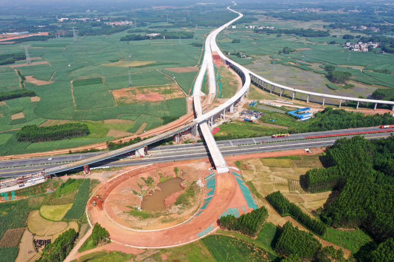 广西南宁：上横高速公路建设忙