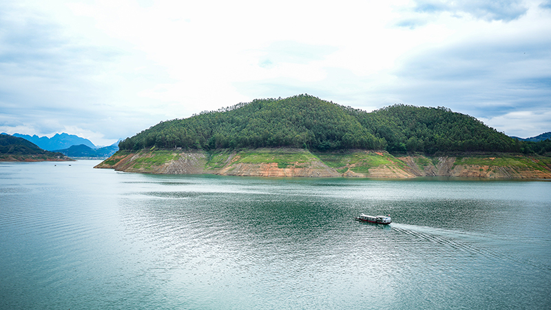 生态治理见成效 万峰湖碧波荡漾景色美
