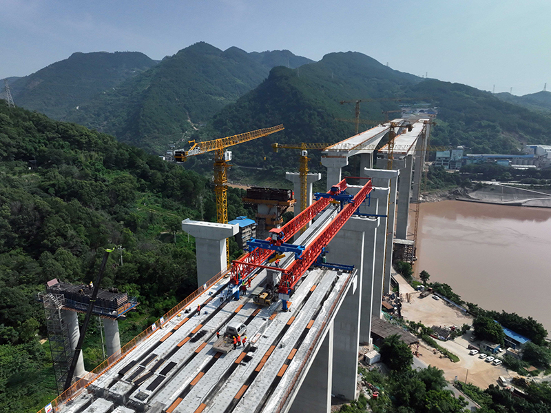 重庆北碚：高速公路桥梁架设忙