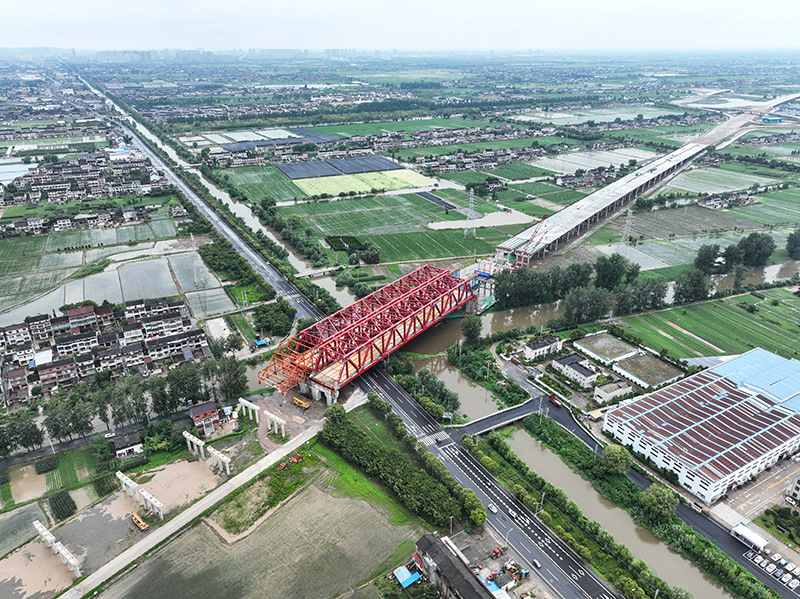 常泰长江大桥南北公路接线工程跨G345特大桥钢桁梁进行最后一次顶推作业