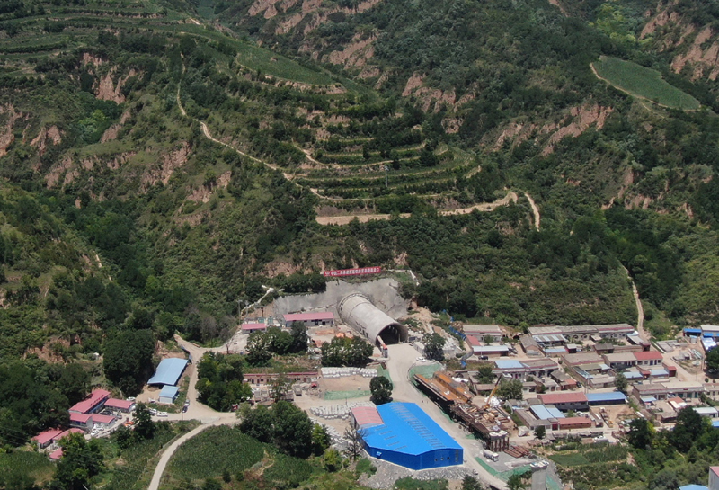 攻坚！为高铁早日通往宝塔山