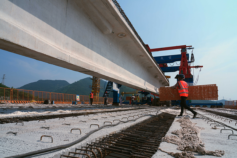 重庆北碚：高速公路桥梁架设忙