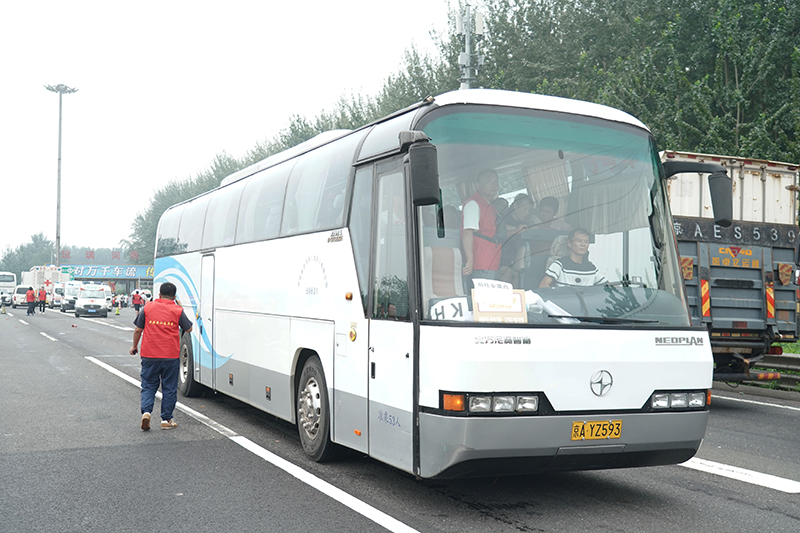 北京房山有序转运暴雨受灾人员