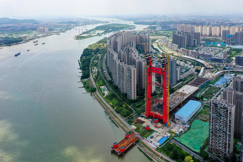 广东佛山:智能钢塔提升机助力顺德大桥建设