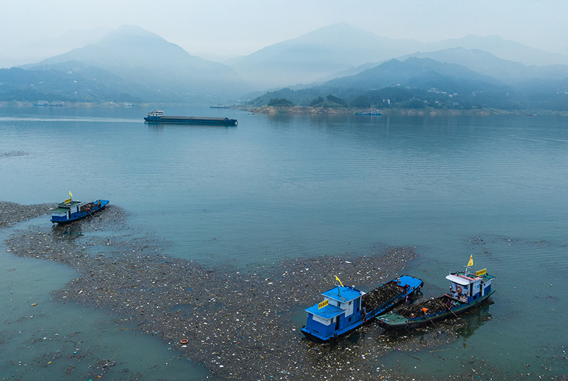 湖北秭归：三峡汛期清漂忙