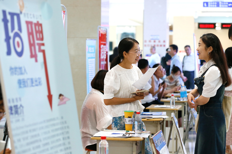 山东即墨：大学生专场招聘会助就业