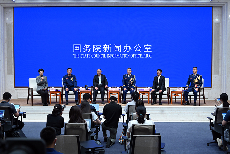 国新办举行“最美应急管理工作者”中外记者见面会