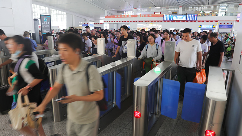 暑运过半 长三角铁路发送旅客超8100万人次