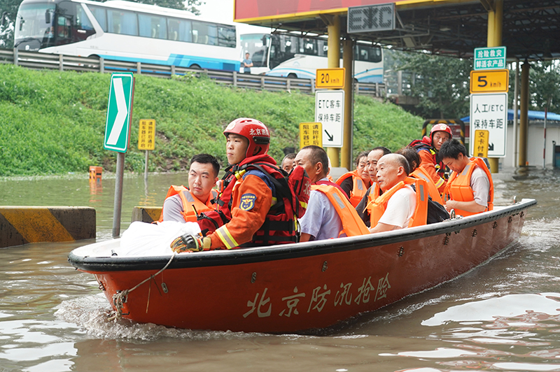 北京房山有序转运暴雨受灾人员