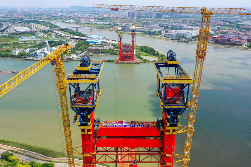 广东佛山:智能钢塔提升机助力顺德大桥建设