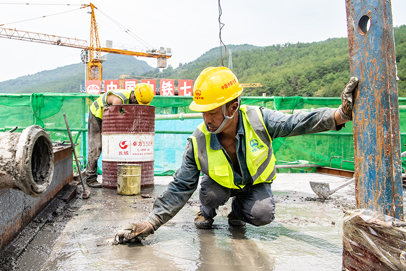 国内在建跨度最大T构高铁桥梁合龙