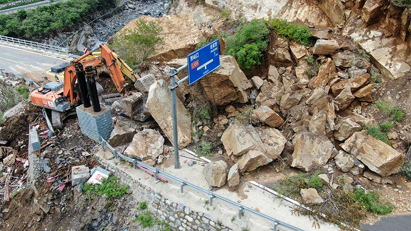 北京努力复通山区道路