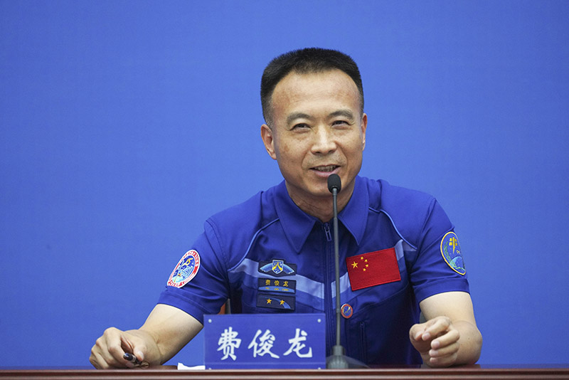 神十五航天员乘组太空归来后首次公开亮相