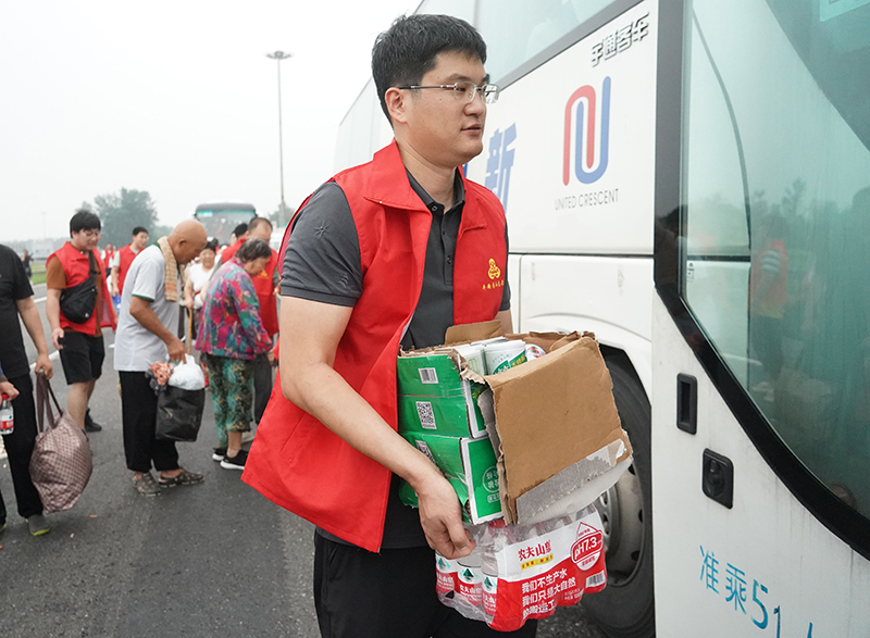 北京房山有序转运暴雨受灾人员
