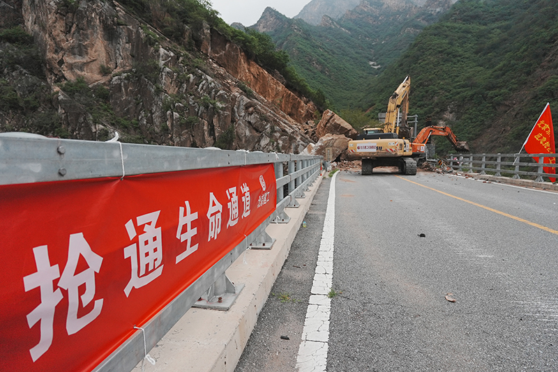 北京努力复通山区道路