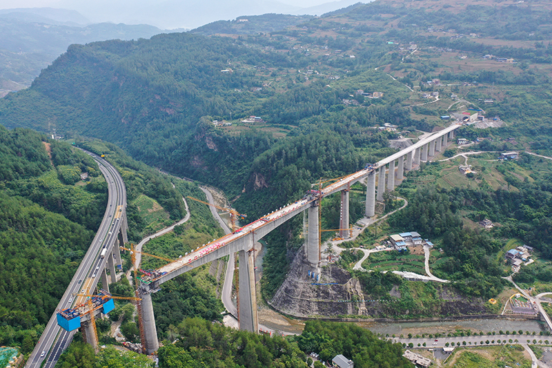 国内在建跨度最大T构高铁桥梁合龙