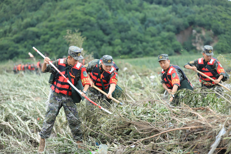 解放军和武警部队坚决贯彻习近平主席重要指示持续奋战防汛救灾一线