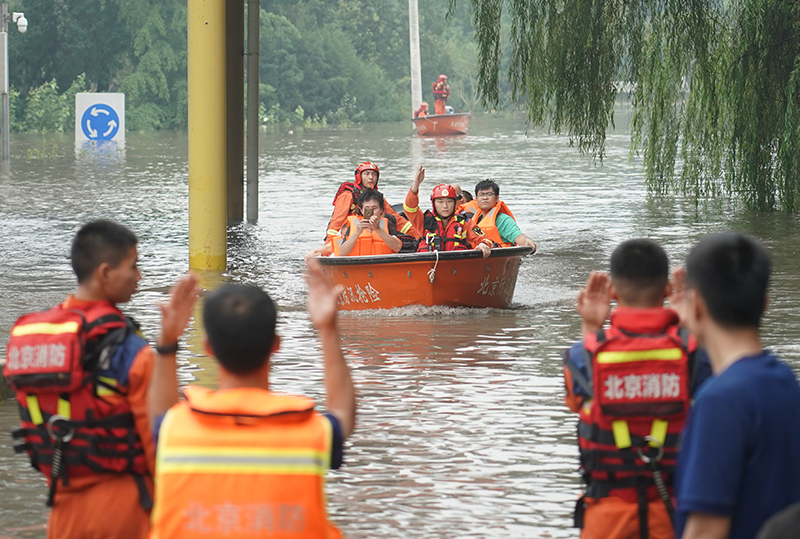 北京房山有序转运暴雨受灾人员