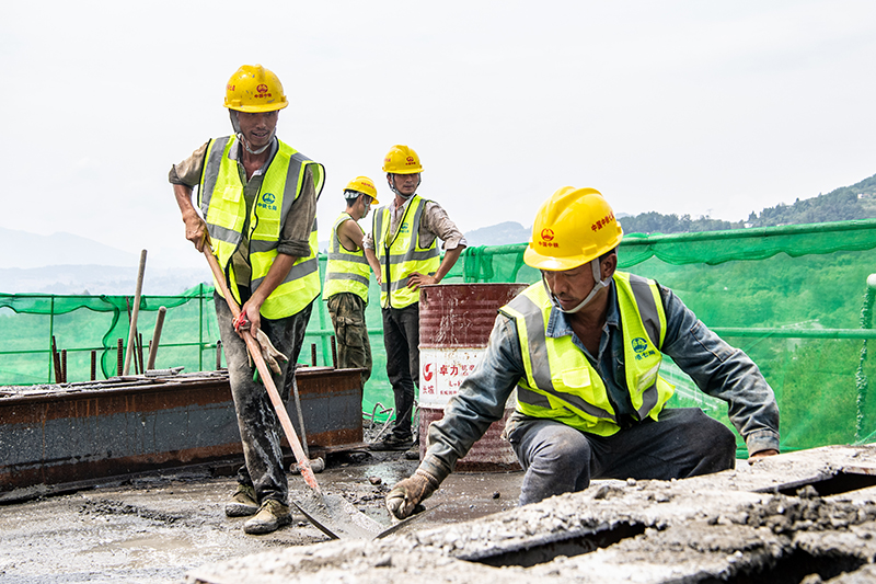 国内在建跨度最大T构高铁桥梁合龙