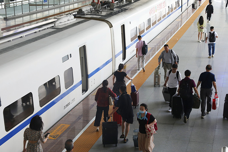 暑运过半 长三角铁路发送旅客超8100万人次