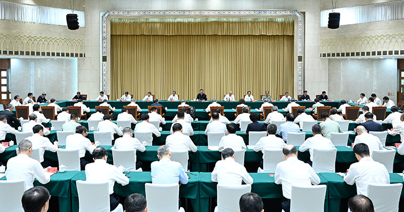 习近平听取新疆维吾尔自治区党委和政府、新疆生产建设兵团工作汇报并发表重要讲话