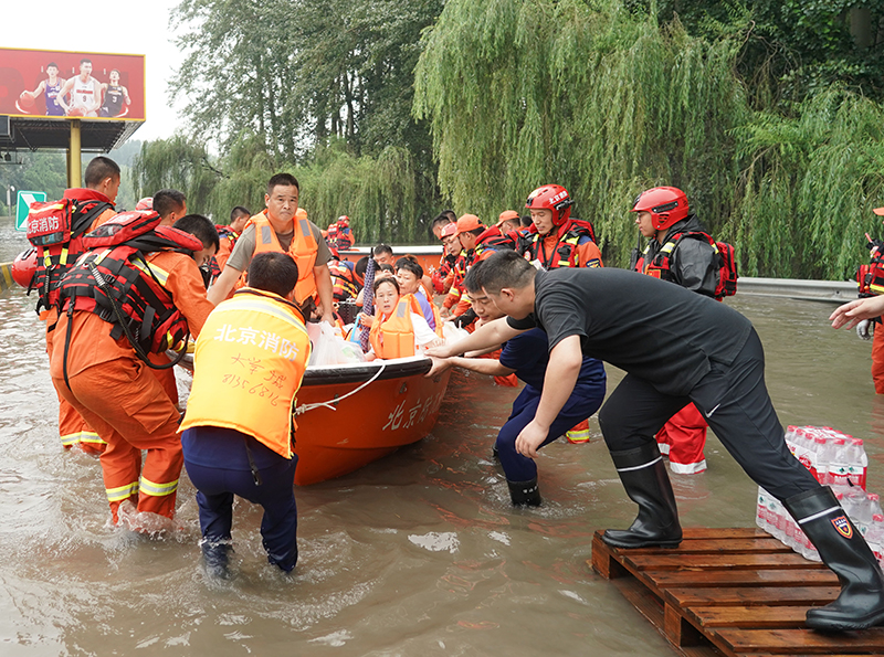 北京房山有序转运暴雨受灾人员