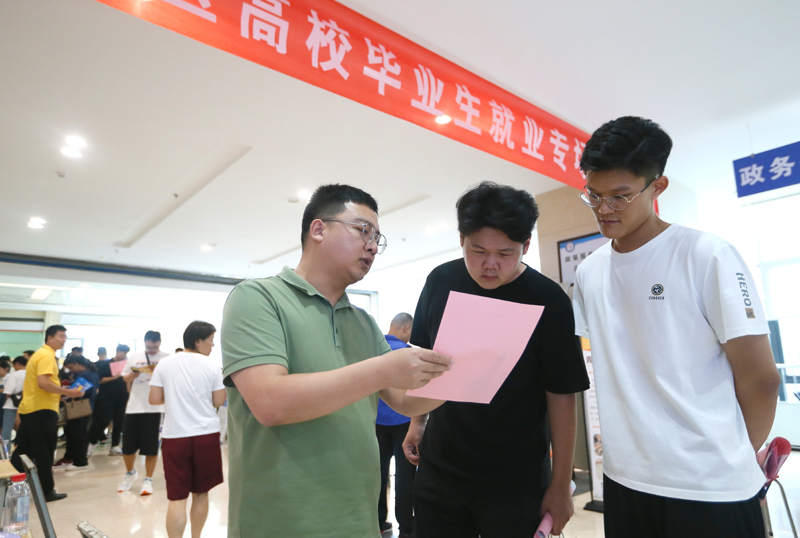 山东即墨：大学生专场招聘会助就业