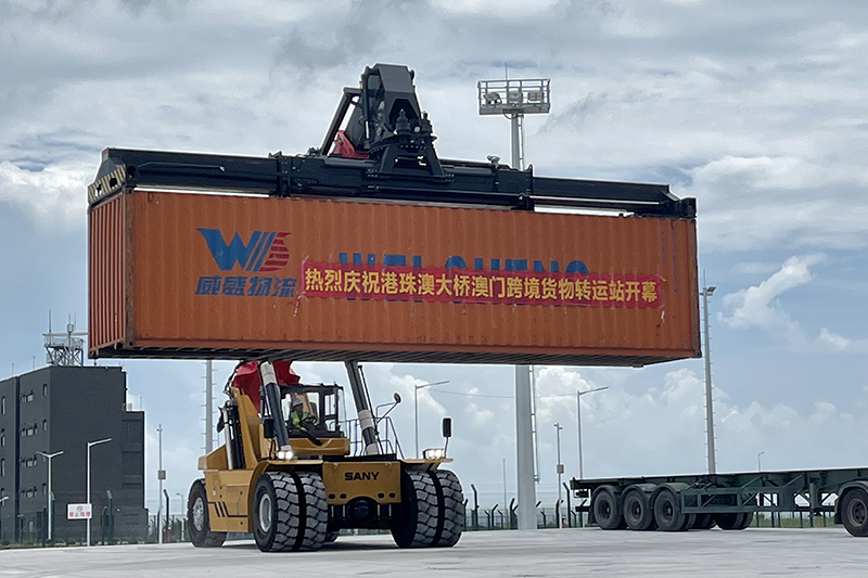 港珠澳大桥澳门跨境货物转运站正式投入使用